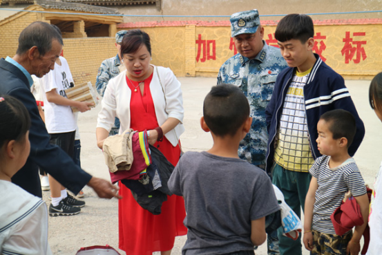 “情系山区军营 关爱驻地学生”献爱心活动